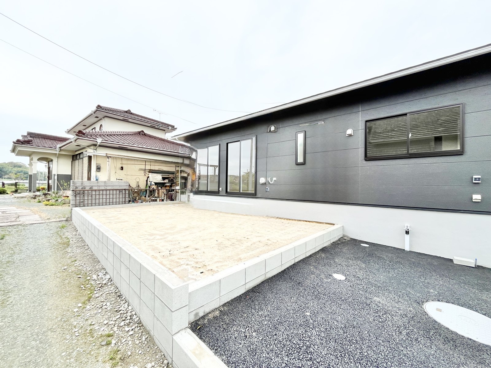 広川町太田 第1 1号棟 現地外観(駐車スペース)