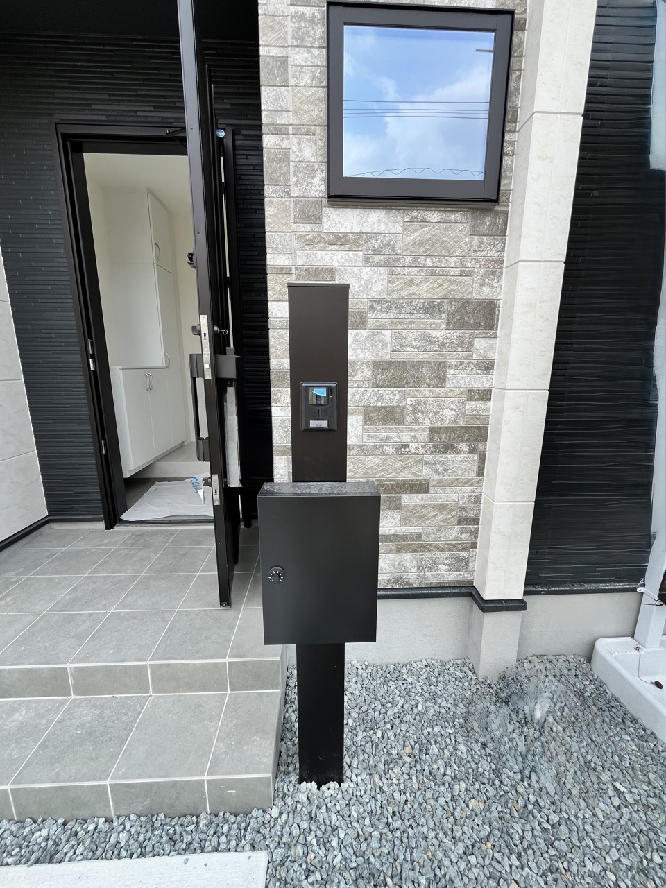久留米市荒木町白口 3期 3号棟 玄関まわり。宅配ボックスを設置しています。